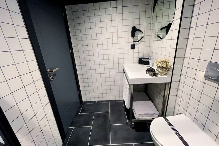 Room 42 of 47