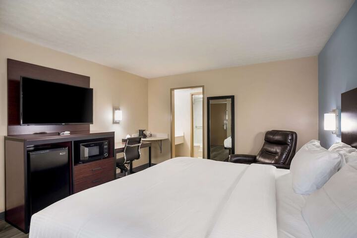 1 King Bed High Speed Internet Accessible Microwave and Refrigerator Flat Screen Televis (7 of 7)