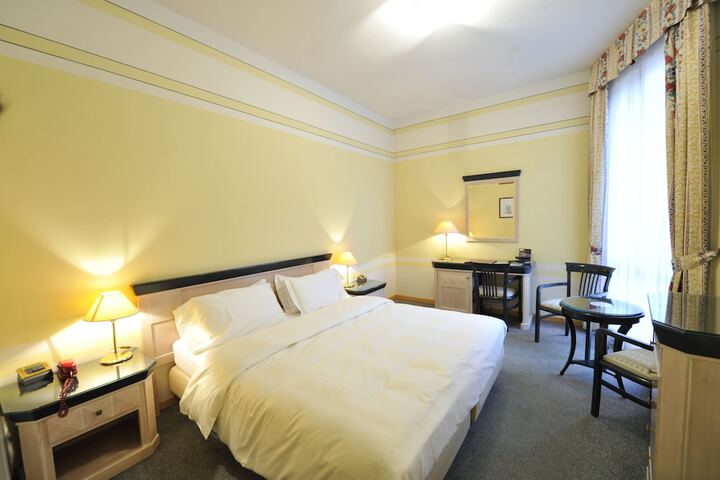 Room 9 of 60