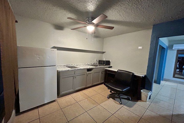 Room 2 of 65