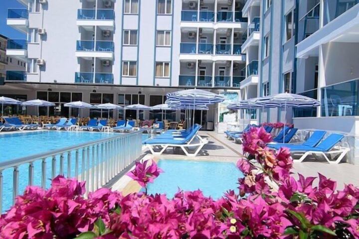 Hotel Pool
