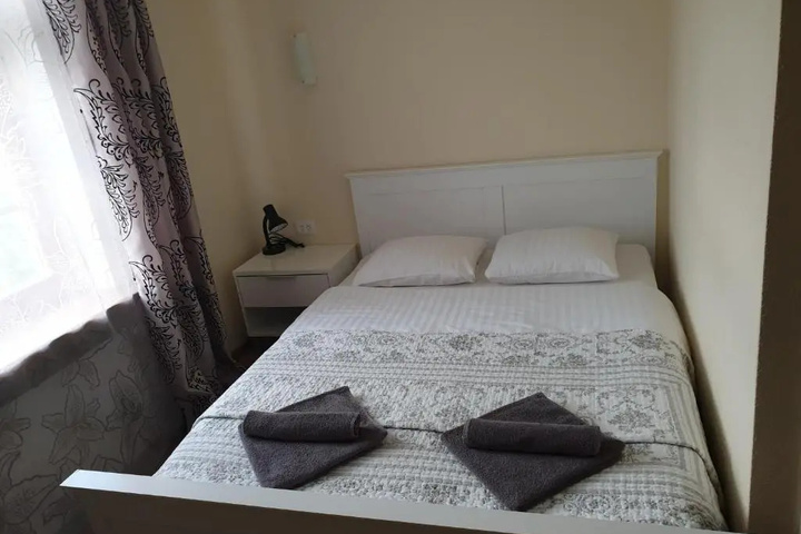 Room 4 of 10