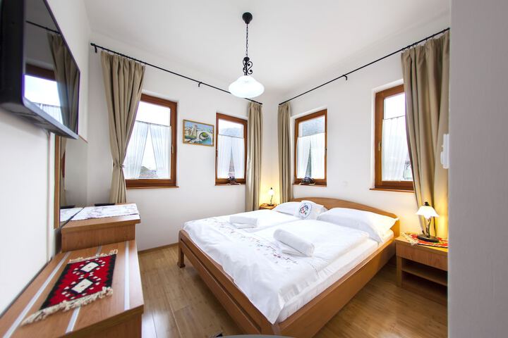 Room 5 of 23