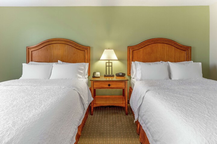 2 Queen Beds Mobility Hearing Accessible Tub (7 of 9)