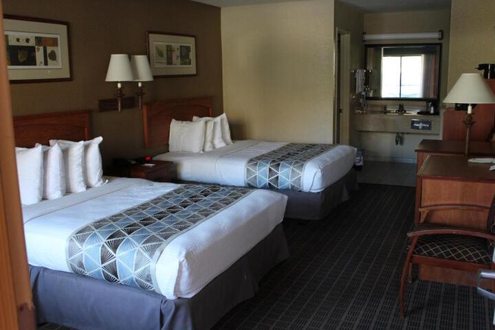 1 Queen Bed (7 of 15)