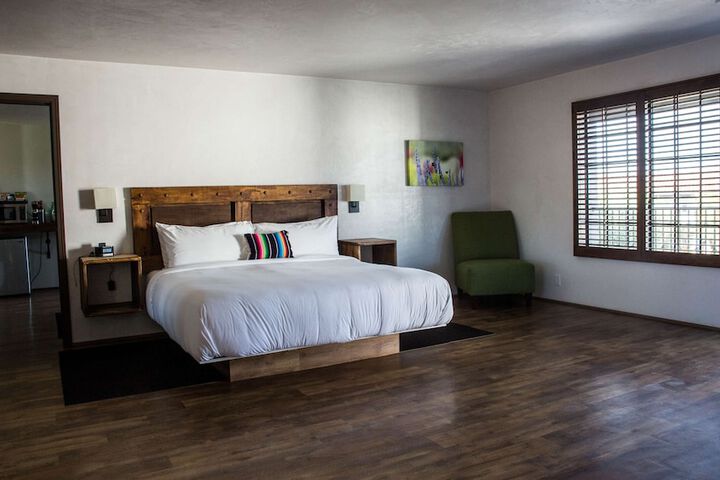 1 King Bed Accessible (3 of 10)