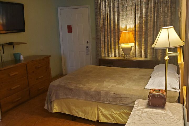 Basic Queen Bed (4 of 10)
