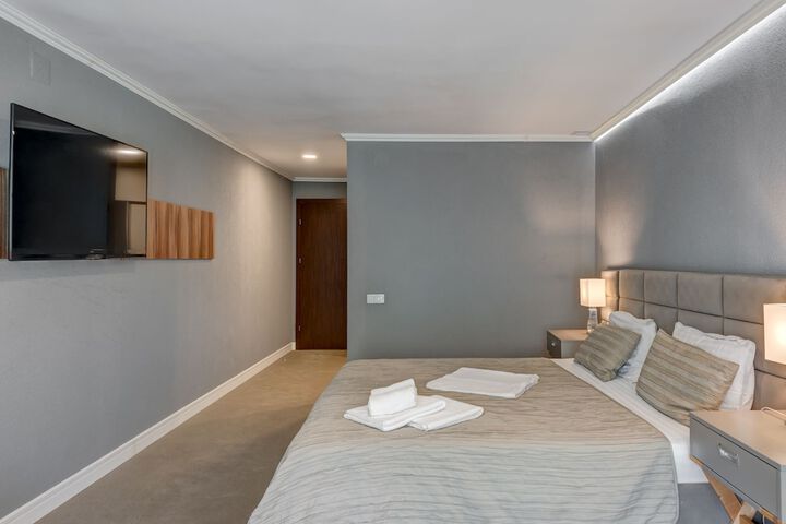 Room 12 of 34