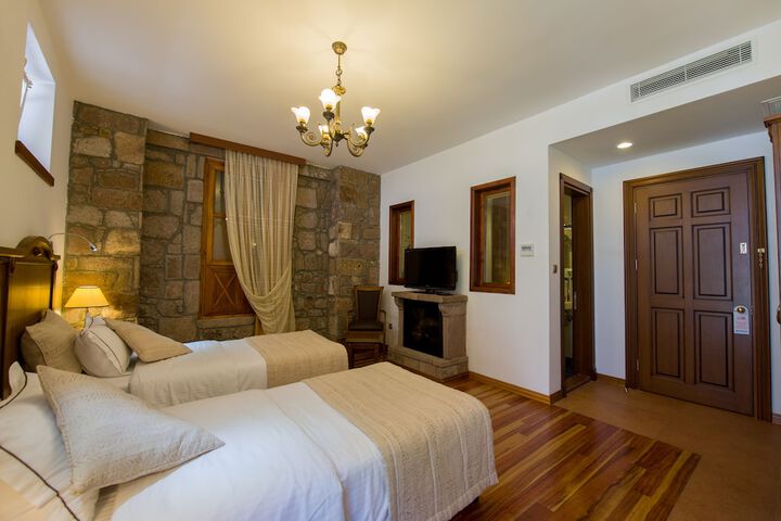 Room 17 of 102