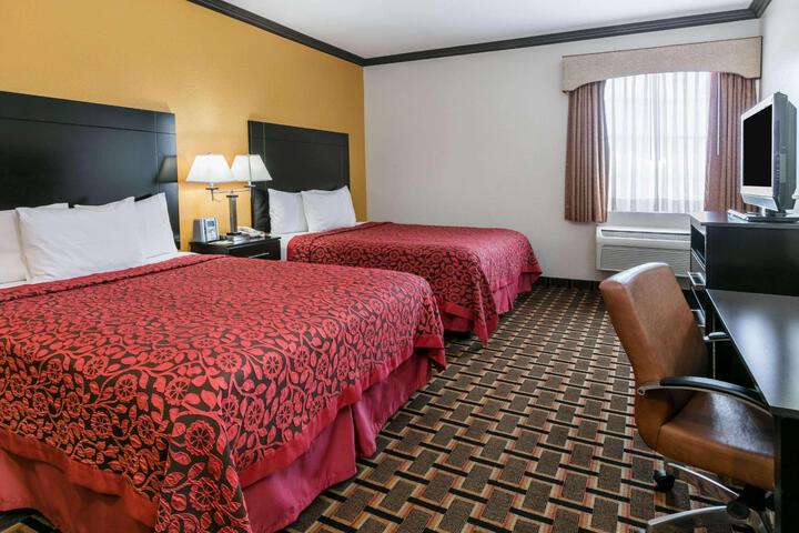 2 Queen Beds (5 of 9)