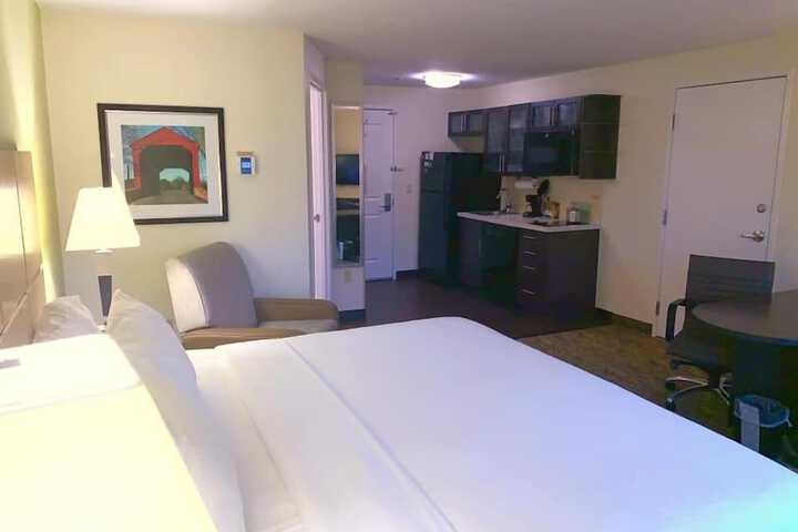 1 Queen Bed Studio Suite (10 of 11)