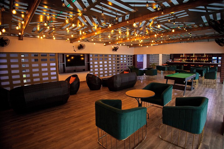 Lounge 50 of 82
