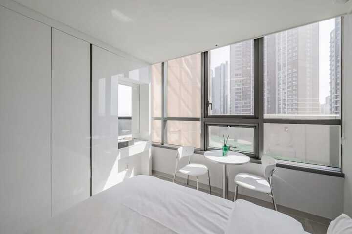 Room 72 of 90