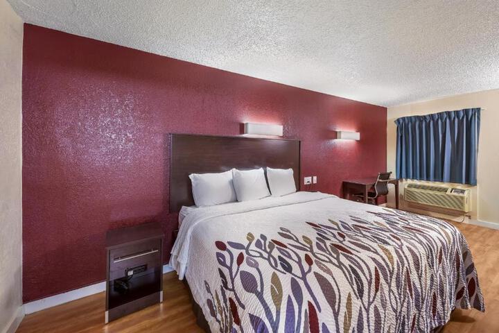 1 King Bed (3 of 12)
