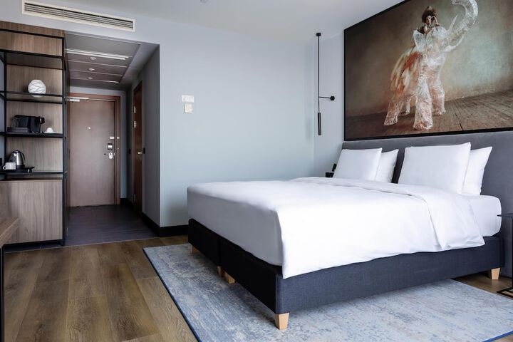 Room 33 of 228