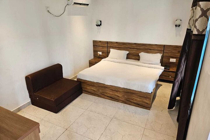 Room 4 of 14