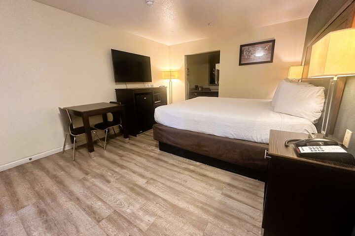 1 King Accessible Comm Assist Bathtub Table Chairs Microwave, Refrigerator, Continental Breakfast (4 of 21)