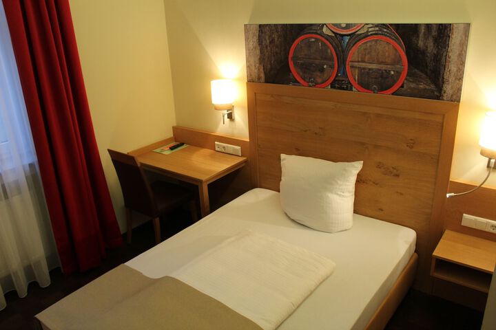 Room 7 of 33