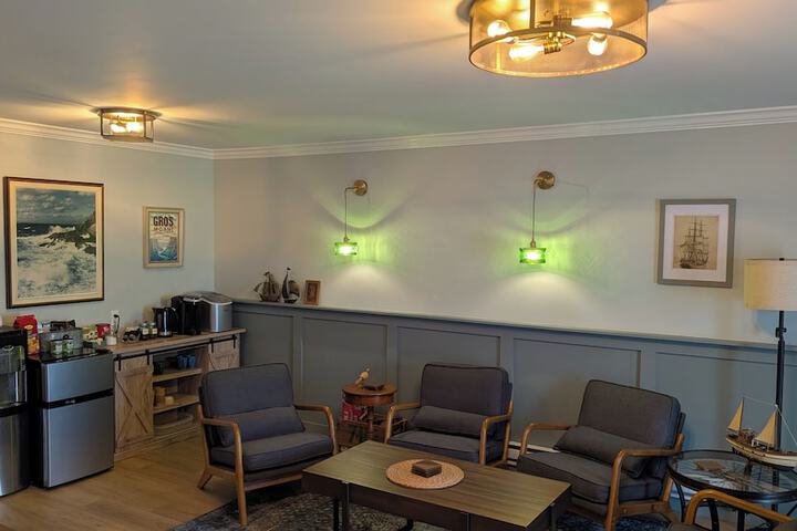 Lounge 12 of 30
