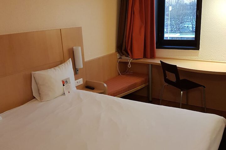 Room 5 of 62
