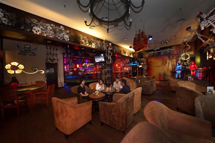 Lounge 67 of 90