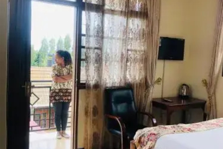 Room 4 of 9