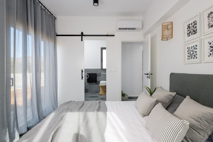 Room 7 of 25