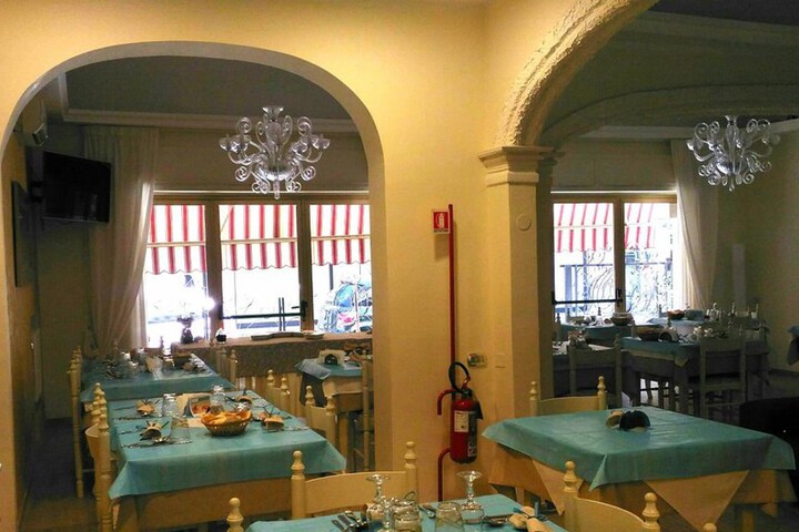 Dining 27 of 34
