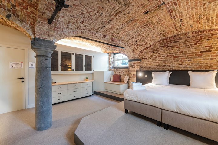 Room 74 of 148