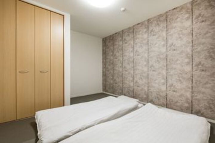 Room 32 of 182