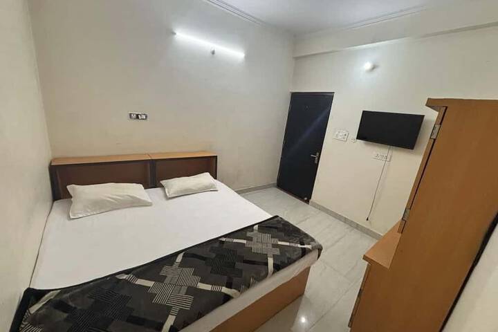 Room 9 of 16