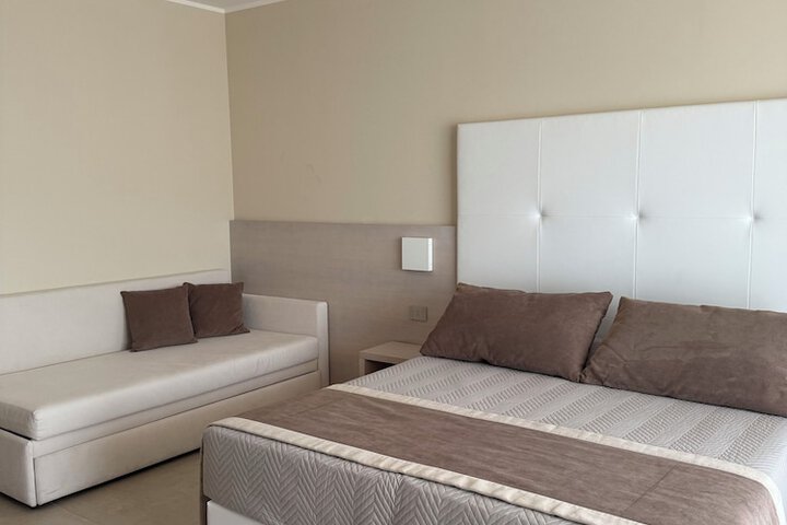 Room 11 of 33