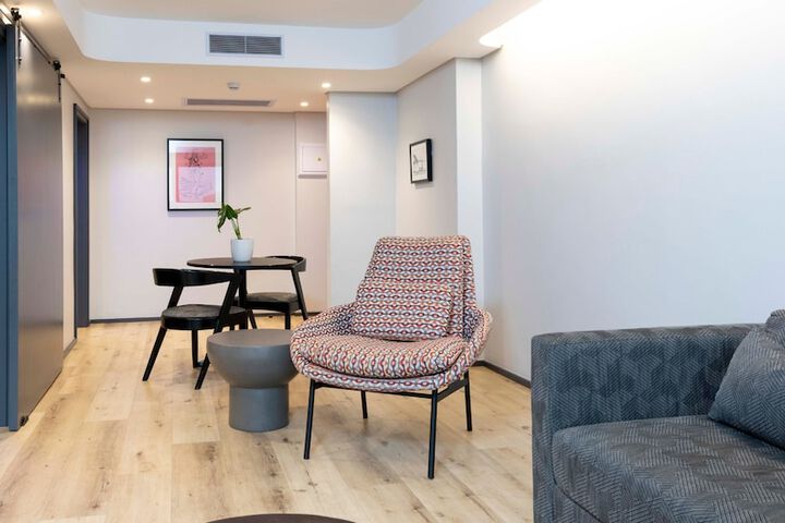 Room 32 of 165