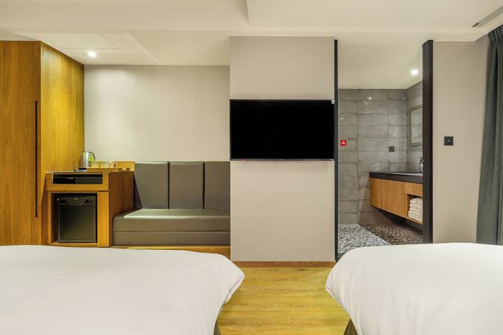 Room 38 of 103