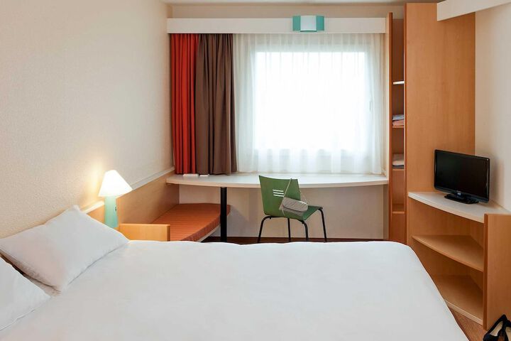 Room 12 of 32