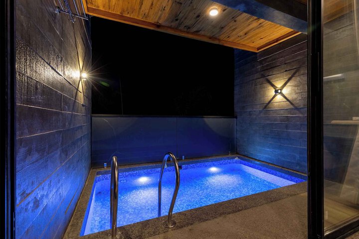 Pool 12 of 26