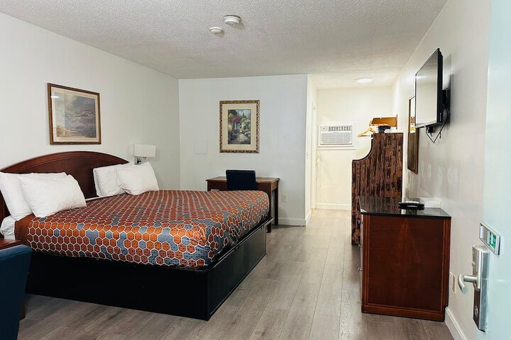 1 King Bed (8 of 11)