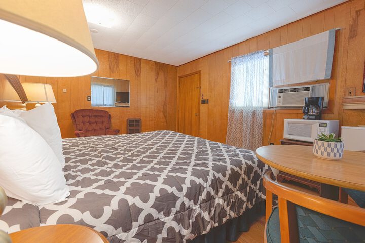 Deluxe King Bed (14 of 18)