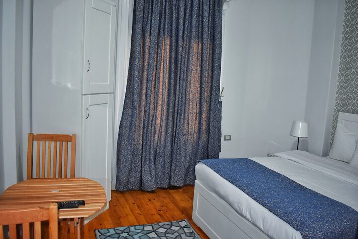 Room 4 of 32