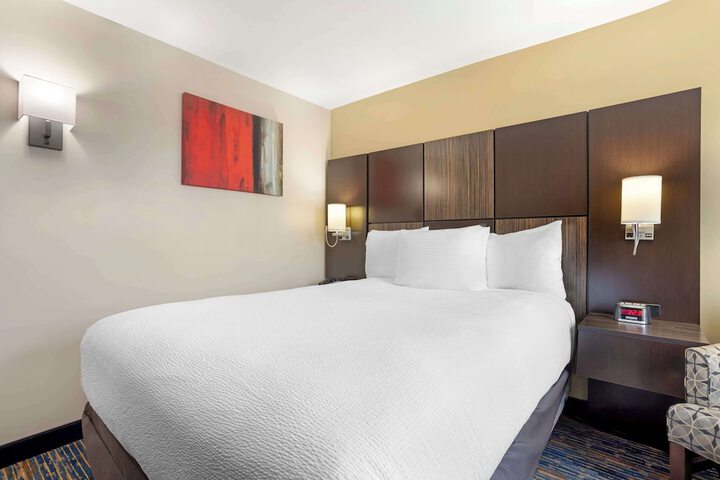 1 Queen Bed High Speed Internet Accessible Refrigerator, Coffee Maker, Hairdryer Full Breakfast (18 of 26)