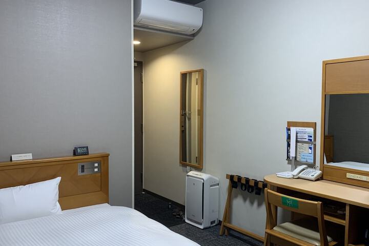 Room 2 of 28