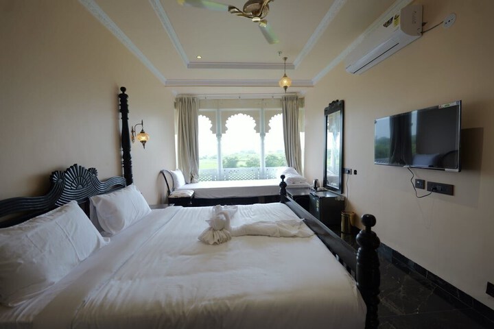 Room 3 of 38