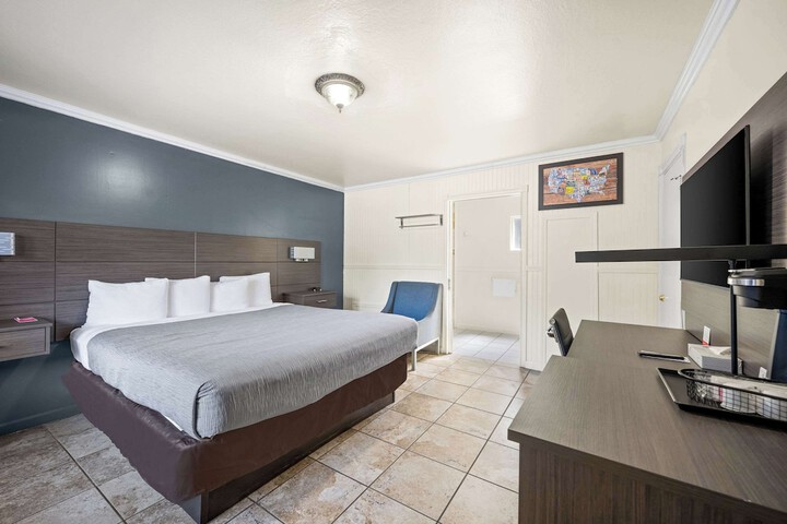 1 King Bed (15 of 18)