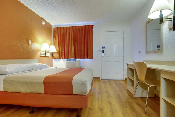 Room 7 of 32
