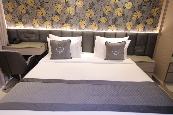 Room 13 of 32