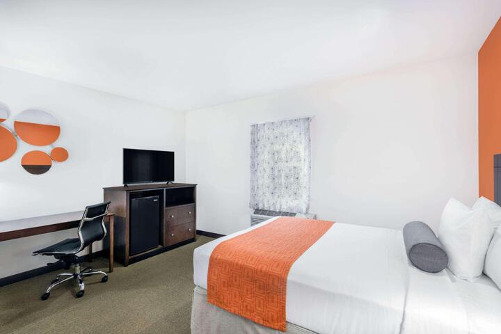 1 King Bed (1 of 6)