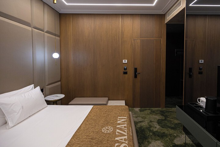 Room 6 of 12