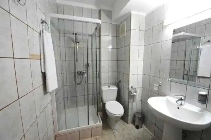 Room 4 of 6