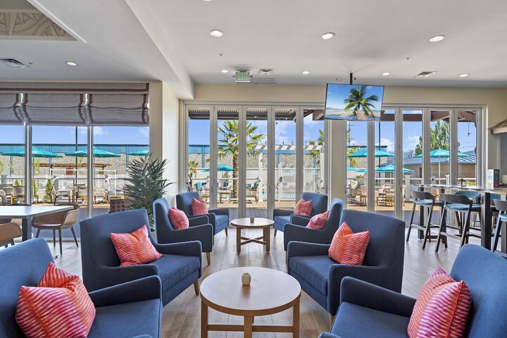 Lobby lounge