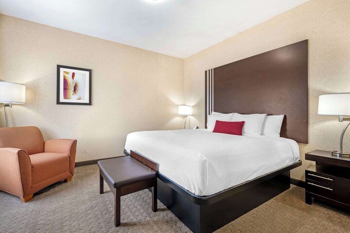 1 King Accessible Comm Assist Bathtub Microwave, Refrigerator WiFi Full Breakfast (9 of 13)